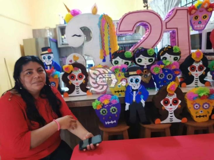 Recrean altares de muertos con piñatas en escuelas de Nanchital