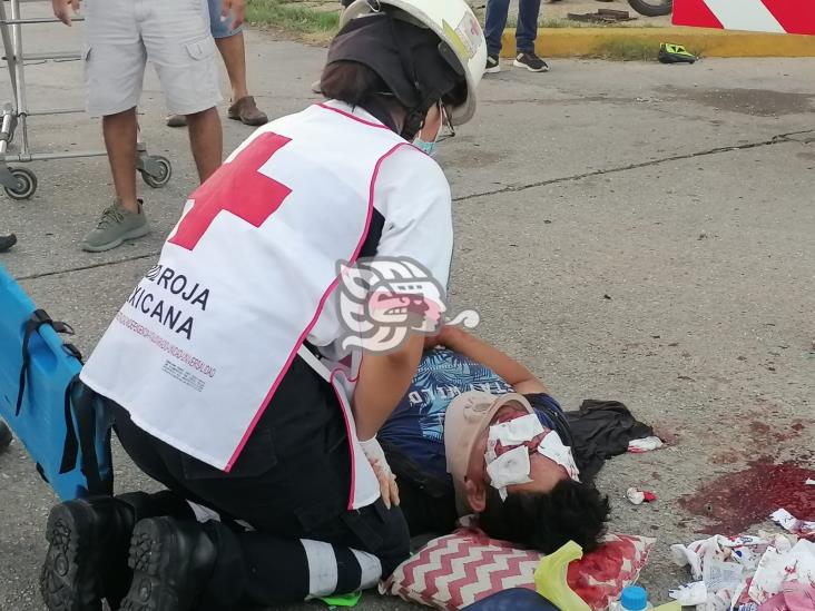 Motociclista se pasó la preferencia y se accidenta en Minatitlán