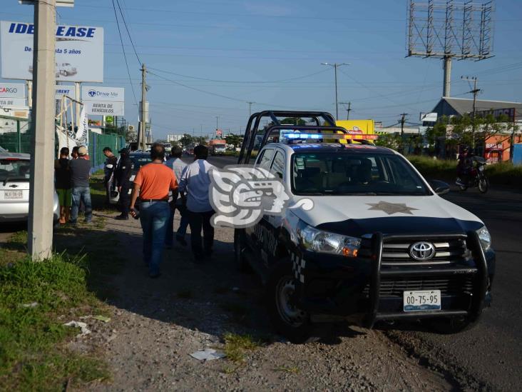 Saca del camino tráiler a vehículo sobre carretera federal 140 Veracruz Xalapa