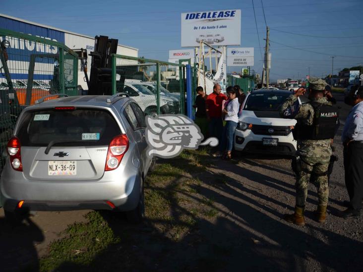 Saca del camino tráiler a vehículo sobre carretera federal 140 Veracruz Xalapa
