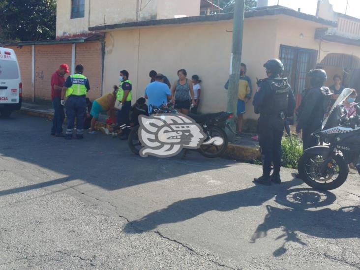 Vehículo atropella a motociclistas menores de edad en calles de Córdoba