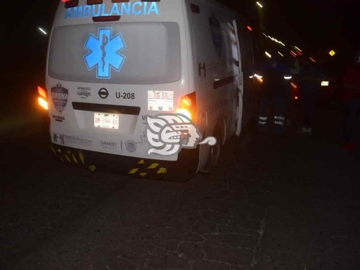 Cae motociclista en bache y derrapa en calles de Medellín de Bravo