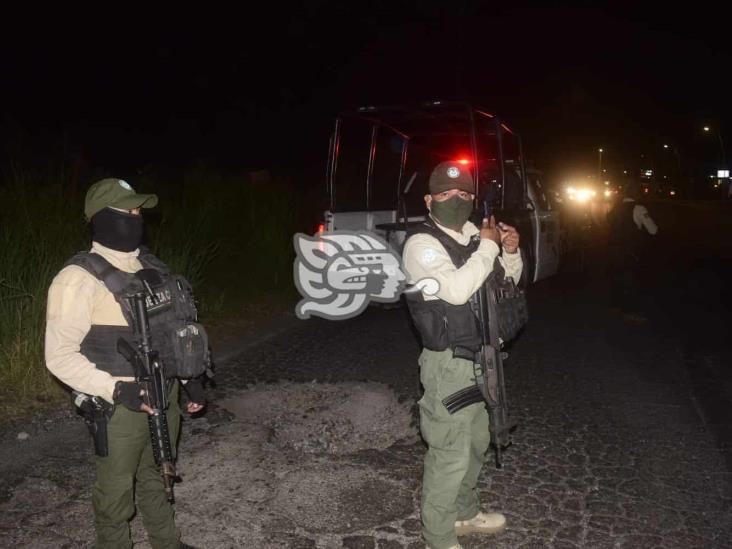 Cae motociclista en bache y derrapa en calles de Medellín de Bravo