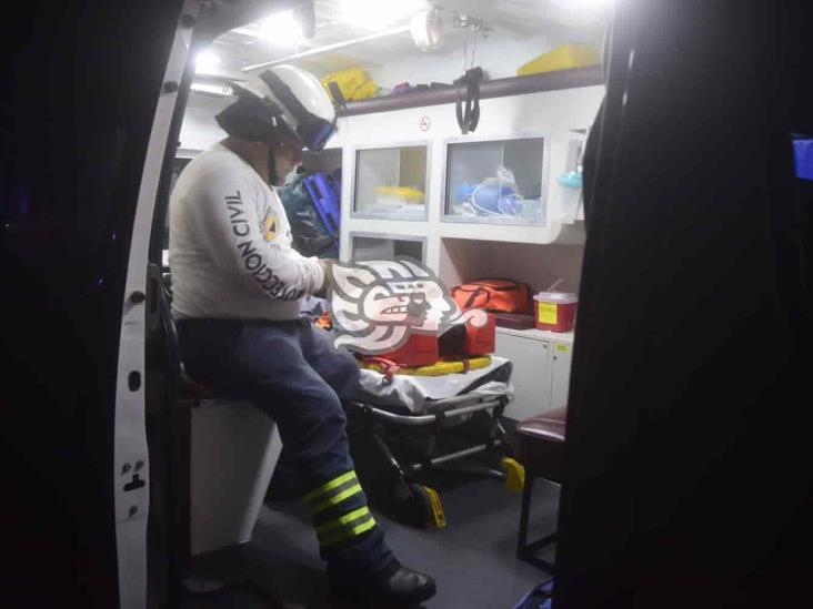 Cae motociclista en bache y derrapa en calles de Medellín de Bravo