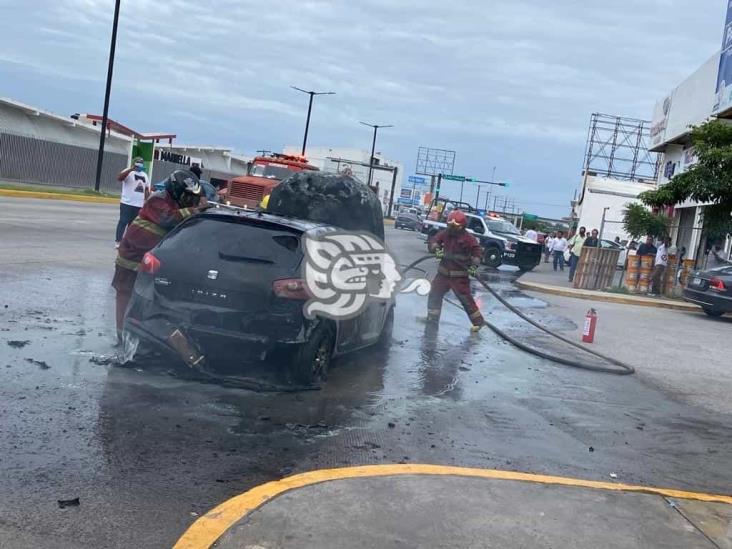 Se incendia vehículo en  calles de Veracruz