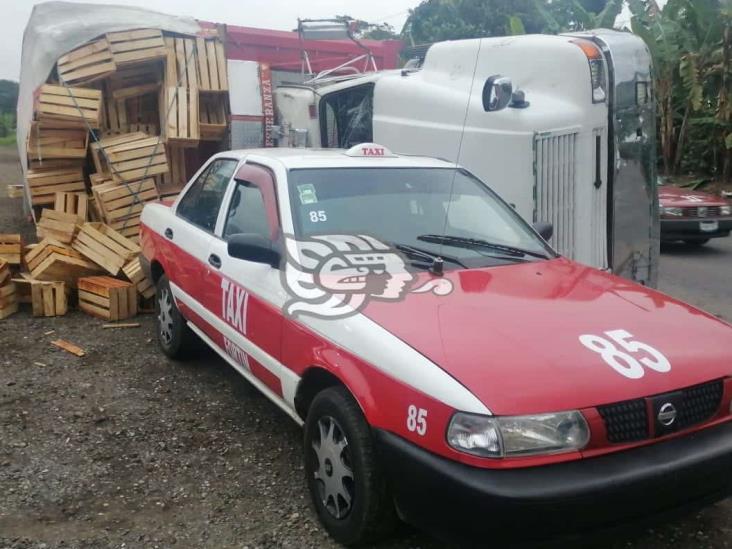 Ante exceso de peso, vuelca camión de carga en la carretera Fortín-Huatusco