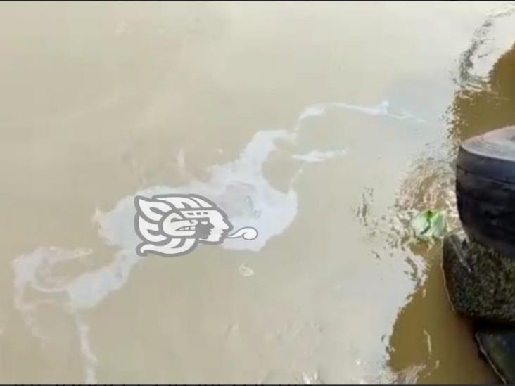 Lluvias ocasionaron escurrimiento de aceite en el río Coatzacoalcos