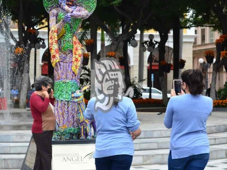 Exhiben catrinas gigantes en Zócalo de Veracruz