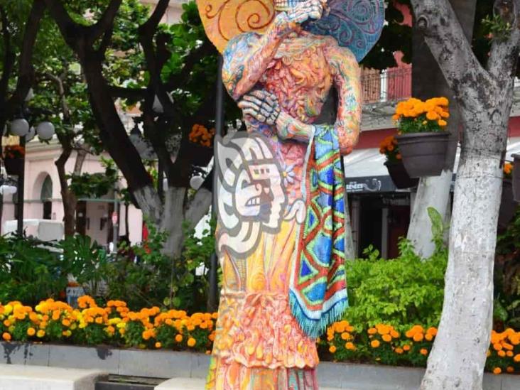 Exhiben catrinas gigantes en Zócalo de Veracruz