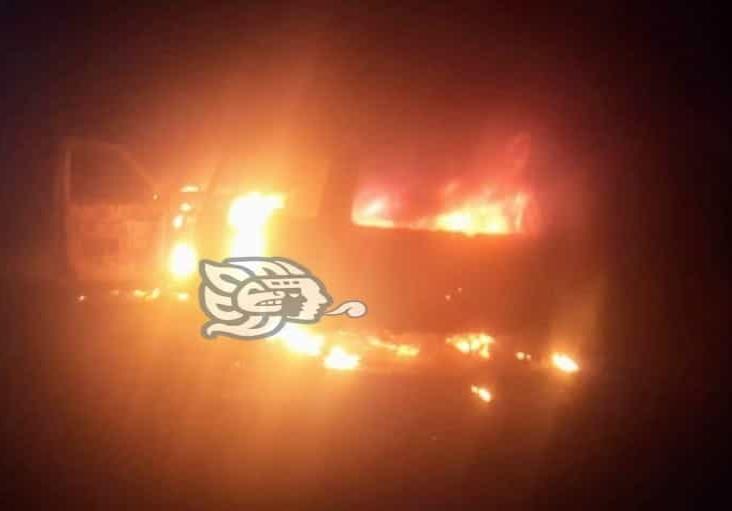 En Xalapa, se incendia camioneta; hombre resulta herido