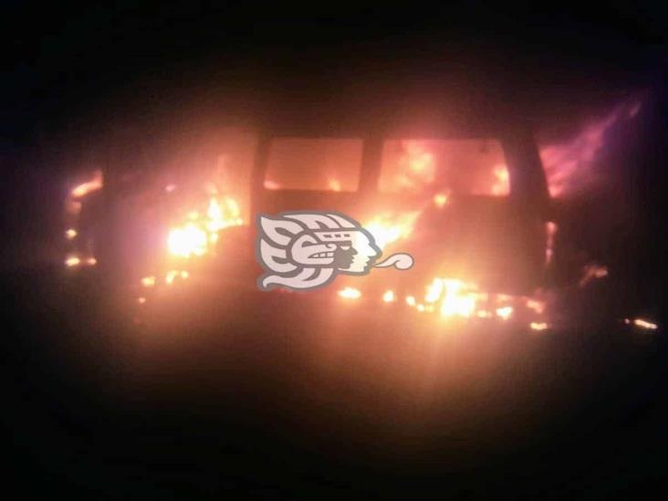 En Xalapa, se incendia camioneta; hombre resulta herido
