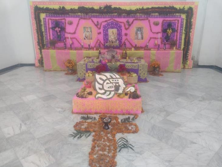Expone IVEC gran altar de Día de Muertos