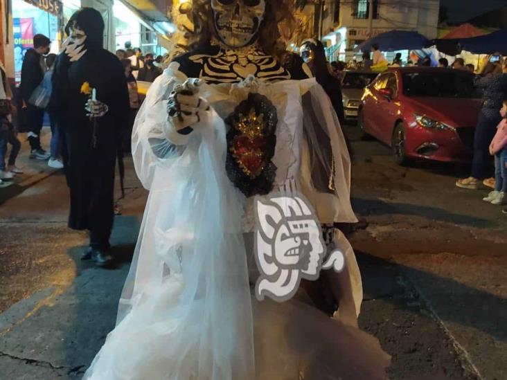 Por Día de Muertos, decenas de catrinas y catrines desfilan en calles de Xalapa