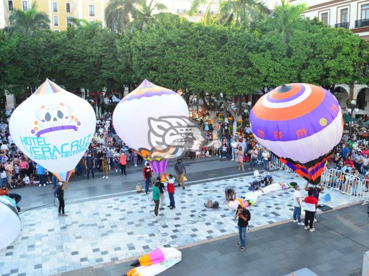 Exhibición de globos aerostáticos en el zócalo de Veracruz