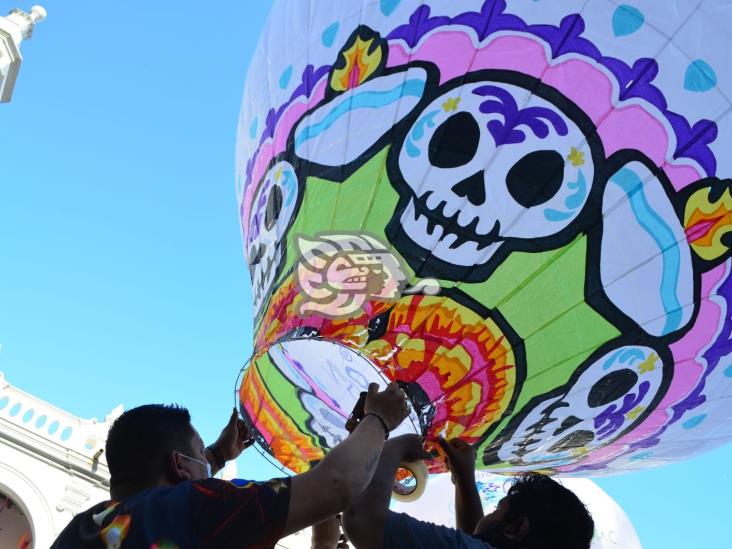 Exhibición de globos aerostáticos en el zócalo de Veracruz