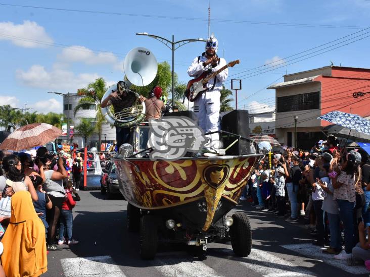 En Orizaba, desfile del Día de Muertos colorea la ciudad