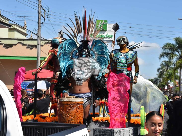 En Orizaba, desfile del Día de Muertos colorea la ciudad