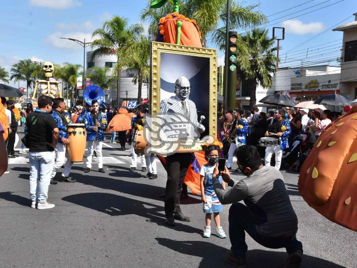 En Orizaba, desfile del Día de Muertos colorea la ciudad