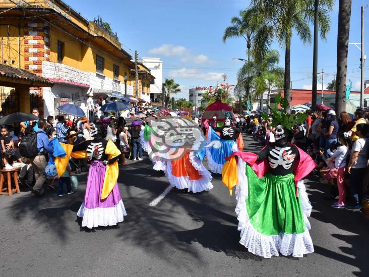 En Orizaba, desfile del Día de Muertos colorea la ciudad