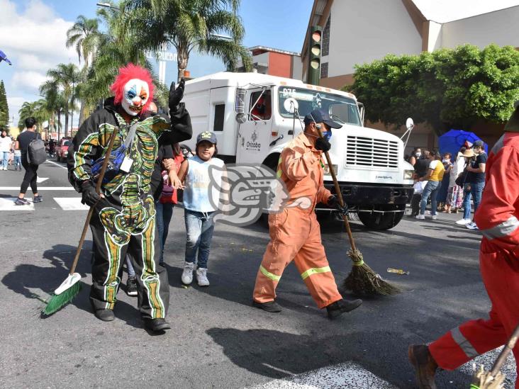 En Orizaba, desfile del Día de Muertos colorea la ciudad