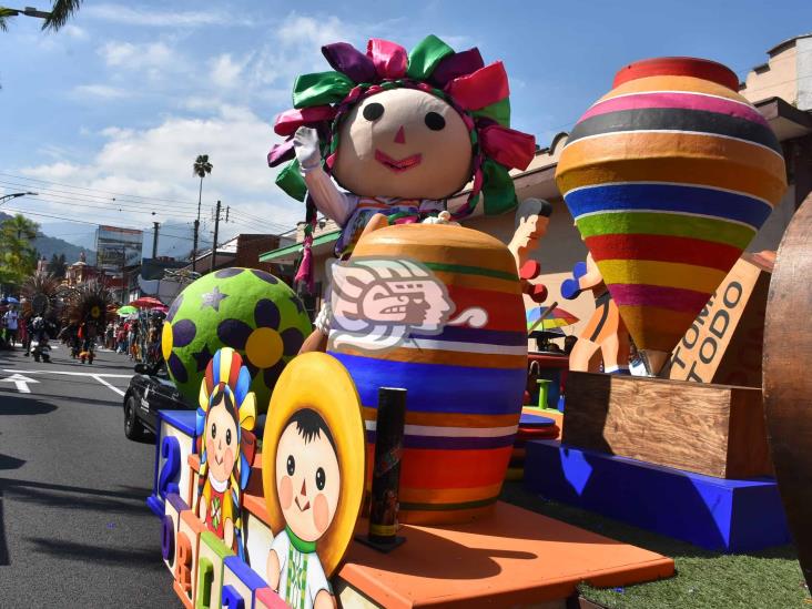 En Orizaba, desfile del Día de Muertos colorea la ciudad