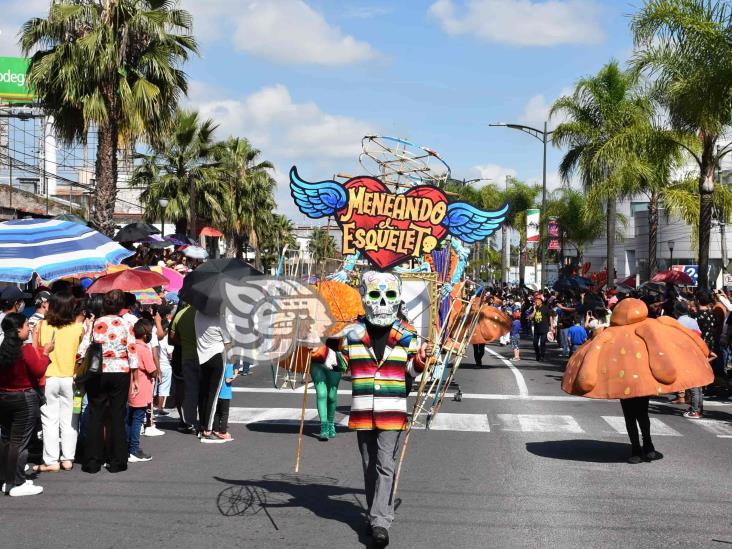 En Orizaba, desfile del Día de Muertos colorea la ciudad