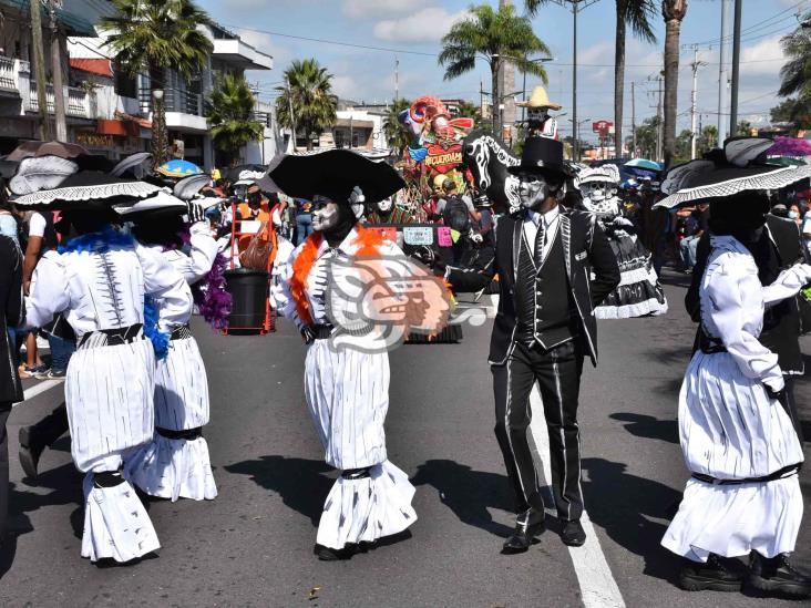 En Orizaba, desfile del Día de Muertos colorea la ciudad