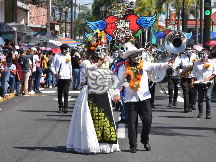 En Orizaba, desfile del Día de Muertos colorea la ciudad