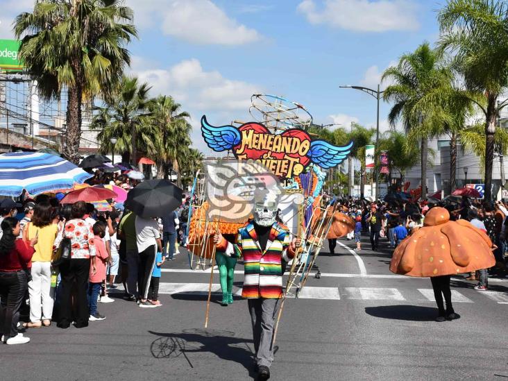 En Orizaba, desfile del Día de Muertos colorea la ciudad