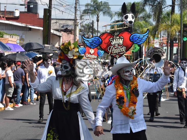 En Orizaba, desfile del Día de Muertos colorea la ciudad
