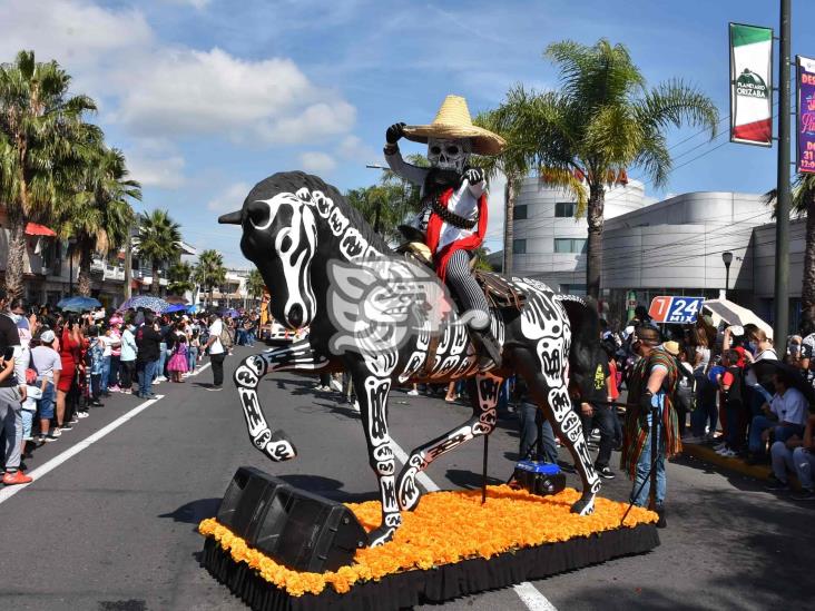 En Orizaba, desfile del Día de Muertos colorea la ciudad