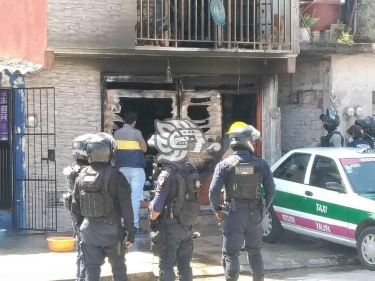 Gato derriba veladora de altar y provoca incendio en colonia Progreso, en Xalapa