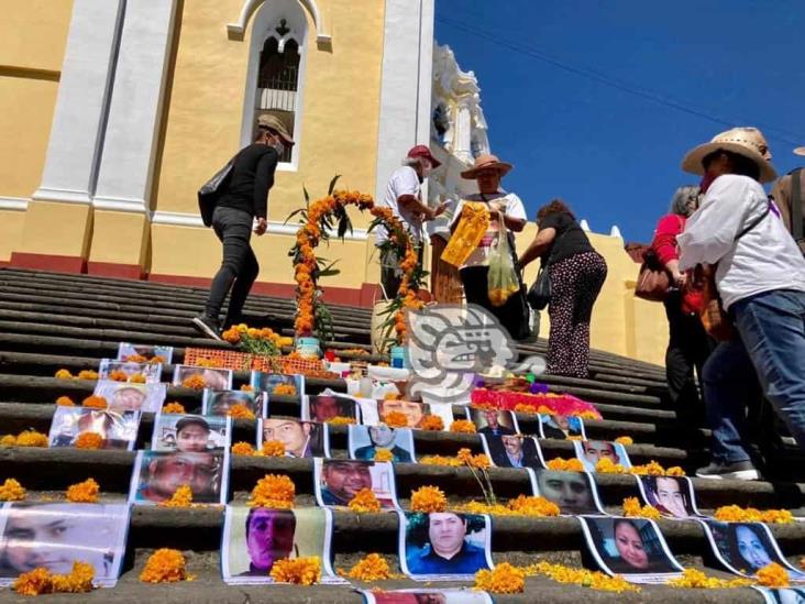 Colocan altar al pie de Catedral de Xalapa para recordar a desaparecidos