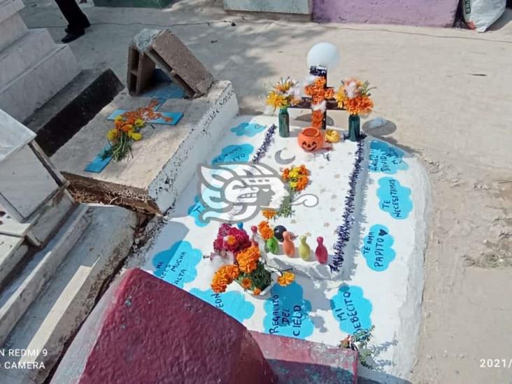 Depositan flores en más de 13 mil tumbas del panteón de Cosoleacaque