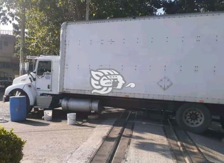 Se le fuga combustible a tractocamión al cruzar vías en Minatitlán