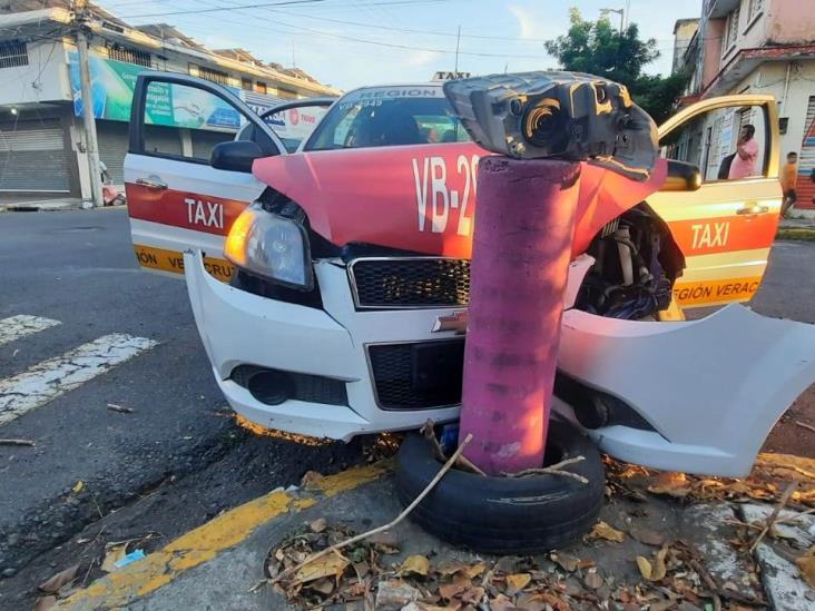 Impacta taxi contra poste en Veracruz
