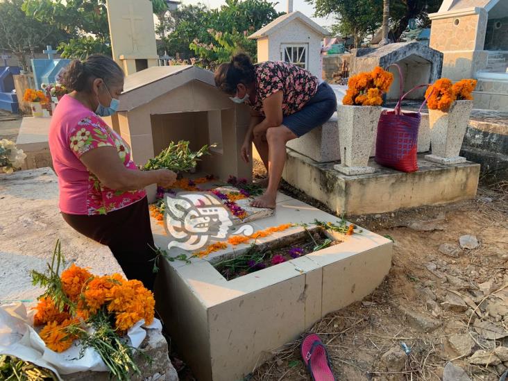 Verbenas populares reviven en Acayucan con celebración a los muertos