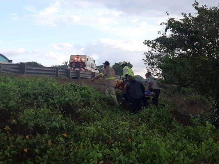 Se registra volcadura y deja tres personas lesionadas