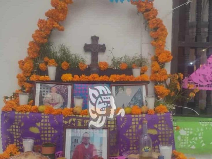 Dedican altar de muertos a desaparecidos y al padre Víctor en Catedral de Veracruz