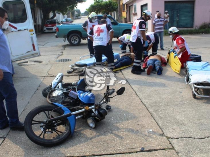 Camioneta embiste motocicleta en Coatzacoalcos; ocupantes heridos