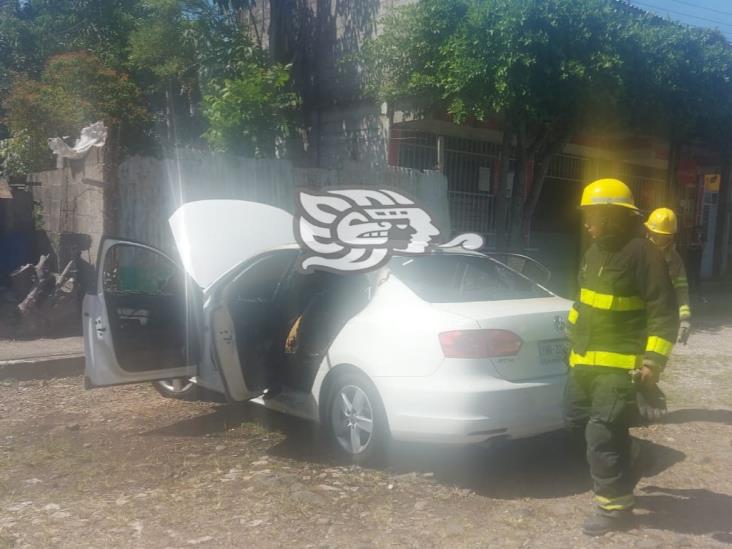 Desconocidos incendian vehículo en Amatlán