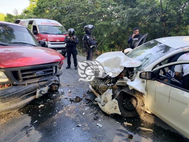 Persona lesionada en fuerte accidente vial en camino Oteapan-Zaragoza