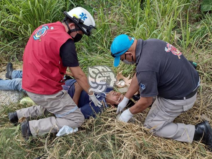 Hospitalizan a hombre que fue aventado de un taxi en Minatitlán