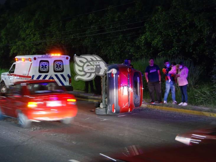 Volcó camioneta cerca de Torre Animas, en Xalapa