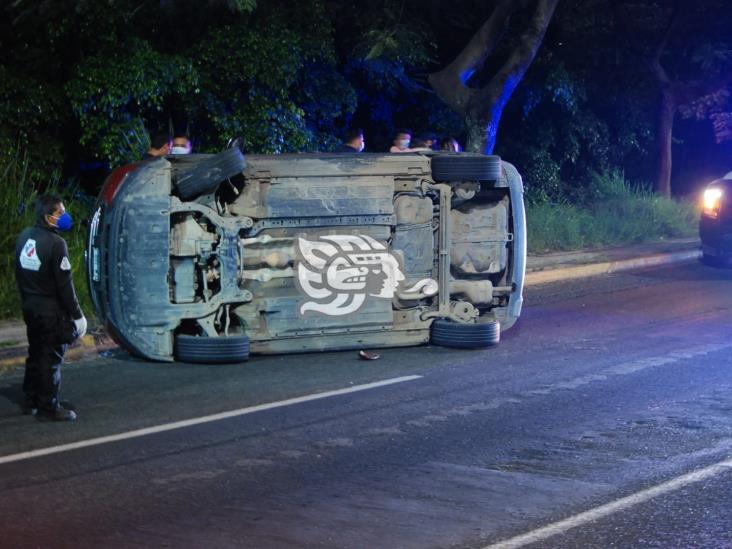 Volcó camioneta cerca de Torre Animas, en Xalapa