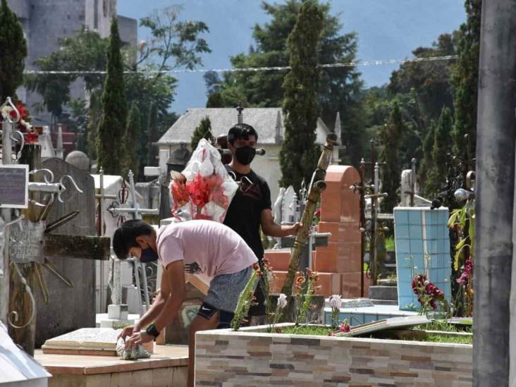 En cementerio de Orizaba, piden recoger basura y flores secas tras Día de Muertos