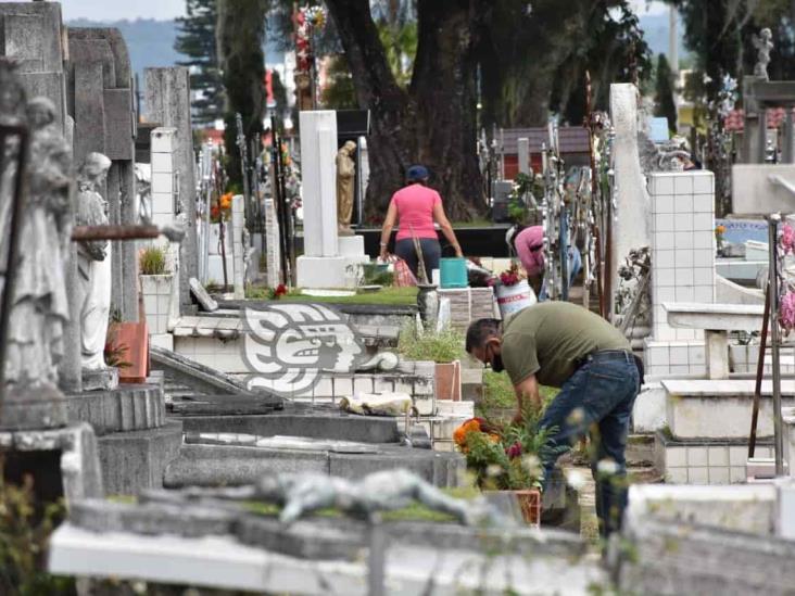 En cementerio de Orizaba, piden recoger basura y flores secas tras Día de Muertos
