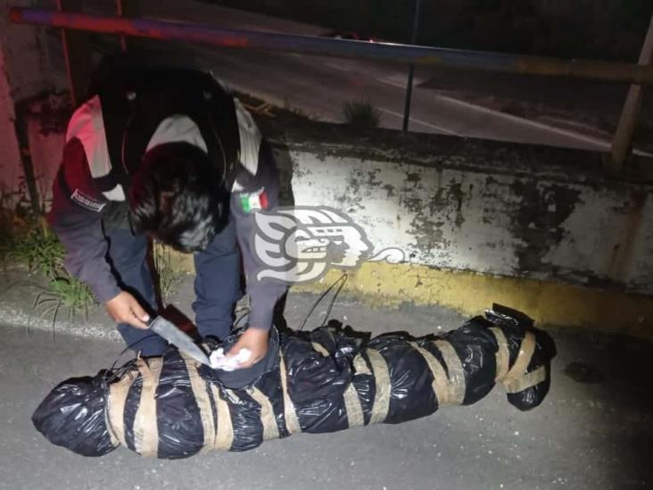 Cuelgan muñeco embolsado en puente del libramiento de Coatepec