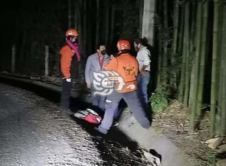 Pareja derrapa en moto en la carretera Banderilla-Naolinco