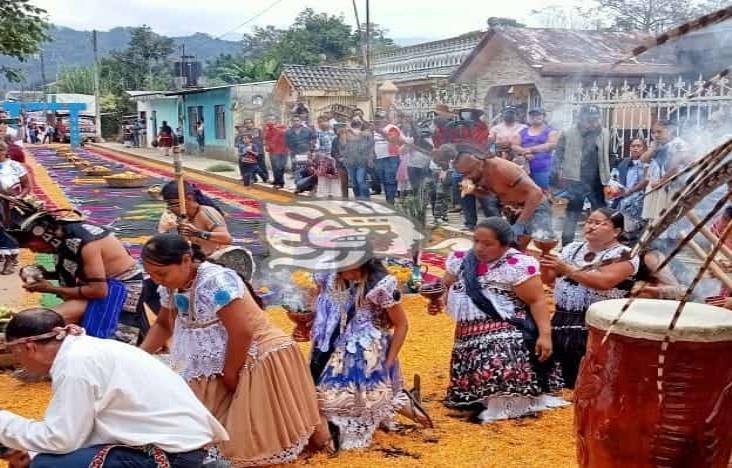 Entre danzas y semillas, pobladores de Ixhuatlancillo celebran Día de Muertos